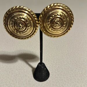 Large gold tone metal clip on earrings lightly lined full weight (748)